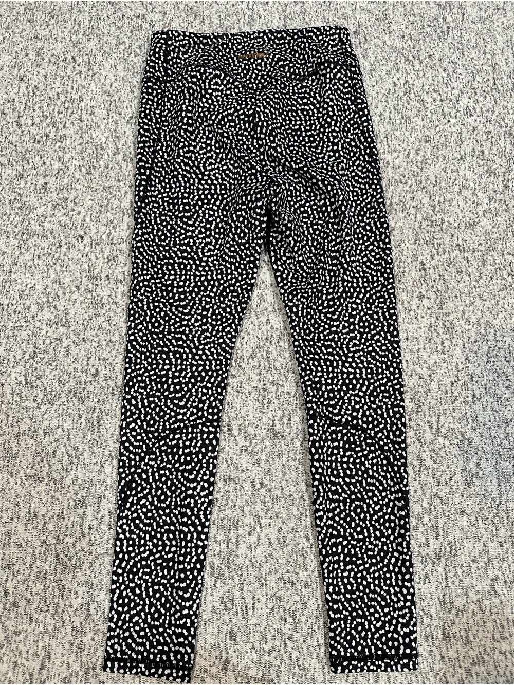 DOYOUEVEN Ladies Black & White Speckled Leggings with Gold Logo, Sz Medium